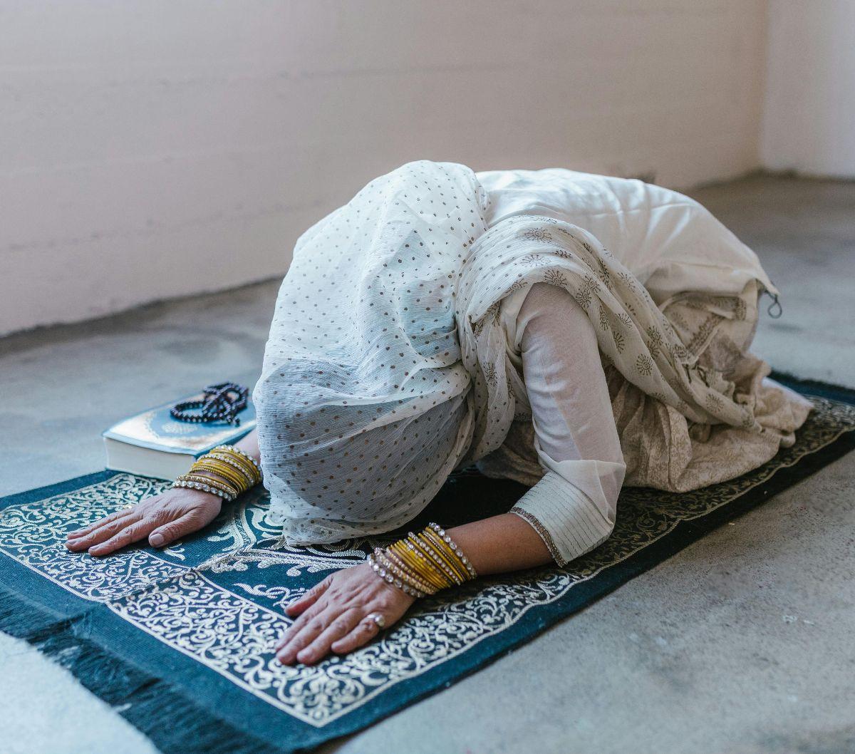 Sholat tahajud juga memiliki manfaat di hari akhir kelak, di mana pahala yang didapatkan akan menjadi penolong dan pembela bagi pelakunya di hadapan Allah SWT.