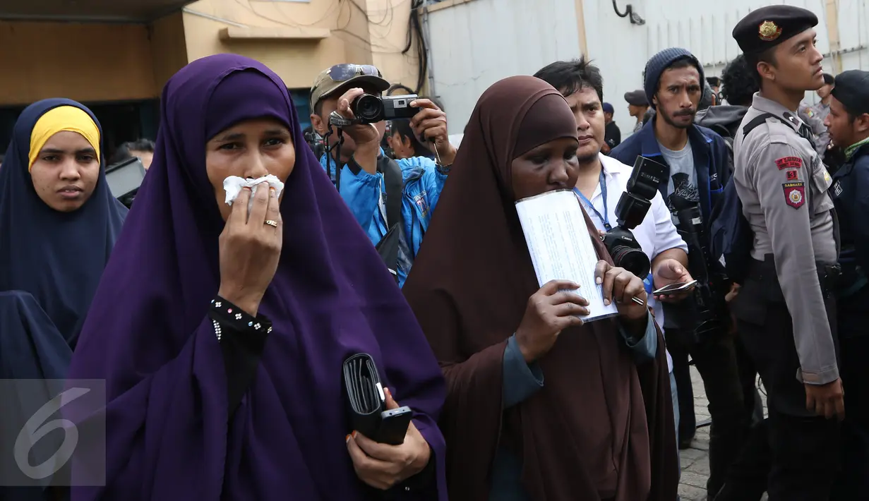 Warga Negara Asing (WNA) yang diamankan petugas saat razia terkait pemalsuan dokumen di kawasan Petamburan, Jakarta, Jumat (29/1). Diduga razia tersebut terkait kasus penggerebekan sabu ratusan kilogram di Jepara. (Liputan6.com/Herman Zakharia)