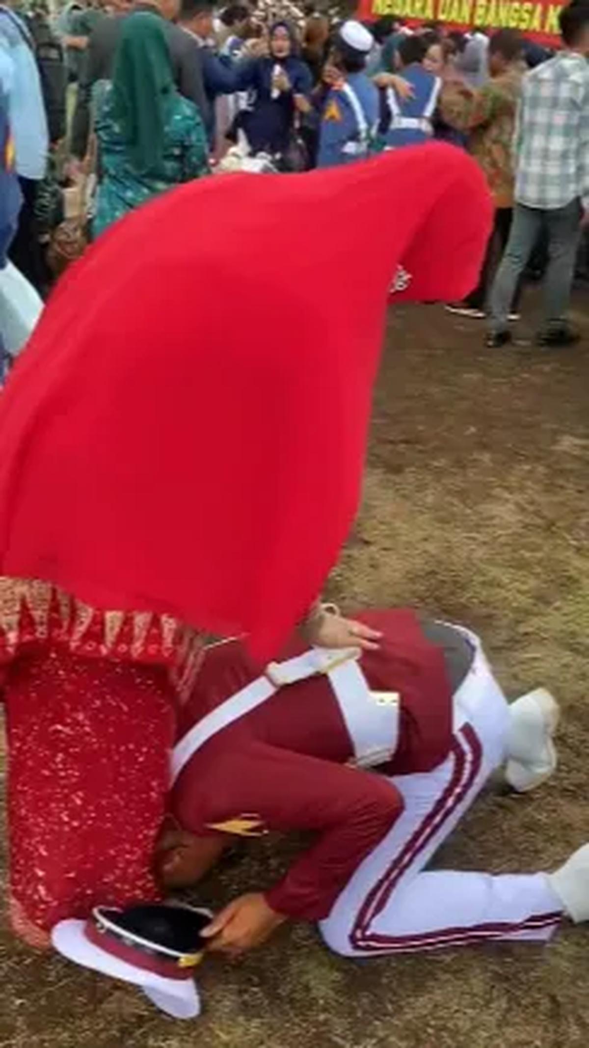 Bukan hanya ayah saja, Taruna Akpol ini juga langsung sujud di kaki sang ibu tercinta.<br>