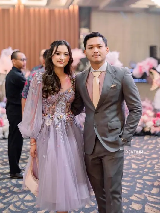 <p>Selama di acara tersebut, Sarah Menzel tampak bersama Azriel Hermansyah. Penampilan pasangan ini terlihat sangat serasi. [Foto: instagram.com/yenti_limcouture]</p>