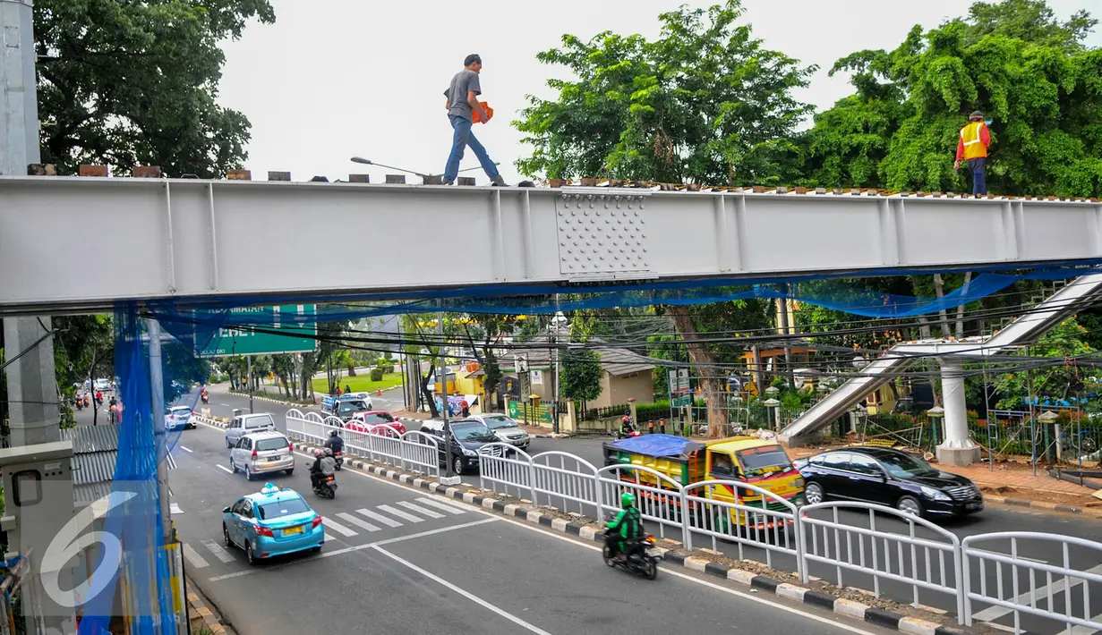 Pekerja menyelesaikan pembangunan JPO di kawasan Tebet, Jakarta, Rabu (13/4). Saat ini warga tebet masih menyeberangi jalan raya dan baru 1 JPO yang tengah dibangun di sepanjang jalan Prof Dr Supomo, Tebet, Jakarta. (Liputan6.com/Yoppy Renato)