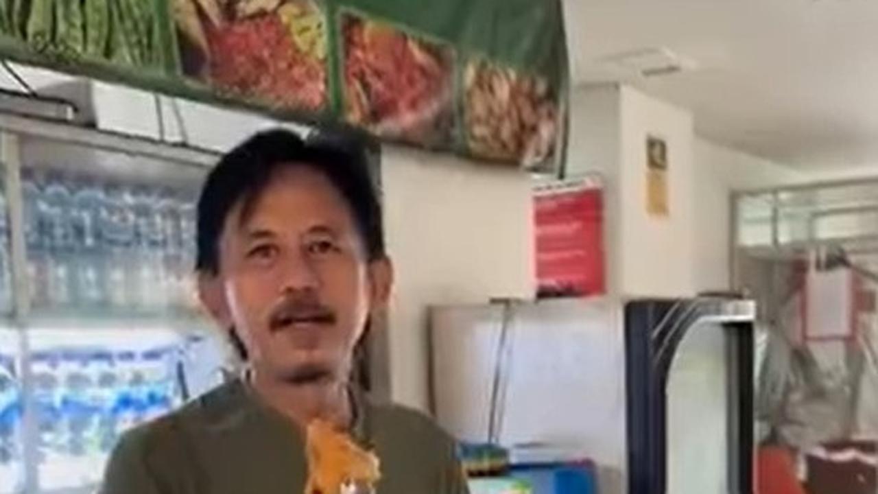 Potret Epy Kusnandar yang sedang berjualan (Instagram/karinaranau9 dan Instagram/epy_kusnandar_official)