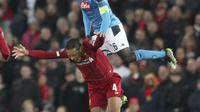 Bek Napoli, Kalidou Koulibaly berebut bola udara dengan bek Liverpool, Virgil van Dijk pada pertandingan Grup E Liga Champions di stadion Anfield, Inggris (27/11/2019). Liverpool bermain imbang 1-1 atas Napoli. (AP Photo/Jon Super)