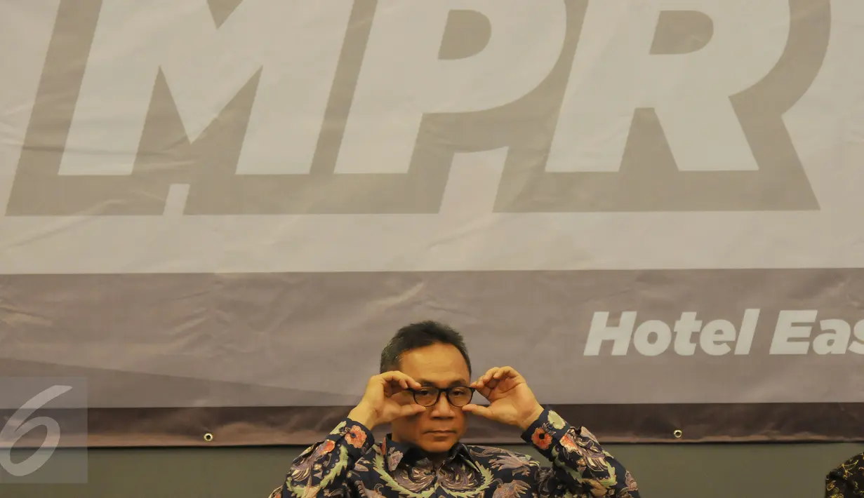 Ketua MPR Zulkifli Hasan saat menjadi pembicara di acara "Netizens Jogja Ngobrol bareng MPR RI" di Yogyakarta, Jumat (18/3/2016). MPR mengajak para Nitizen dan Blogger Indonesia untuk ikut serta mensosialisasikan 4 Pilar. (Liputan6.com/Johan Tallo)