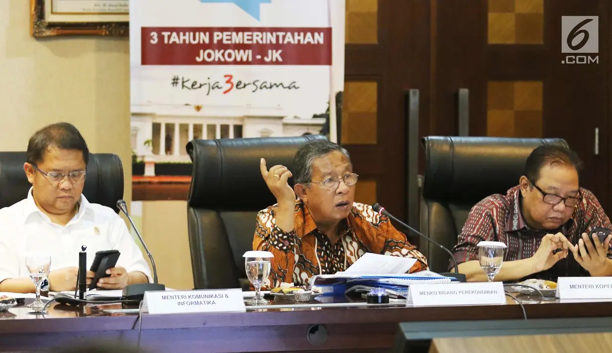 Menko Bidang Perekonomian Darmin Nasution (tengah) menyampaikan keterangan pencapaian tiga tahun pemerintahan Presiden Jokowi-JK di Gedung Bina Graha, Jakarta, Selasa (17/10). (Liputan6.com/Angga Yuniar)