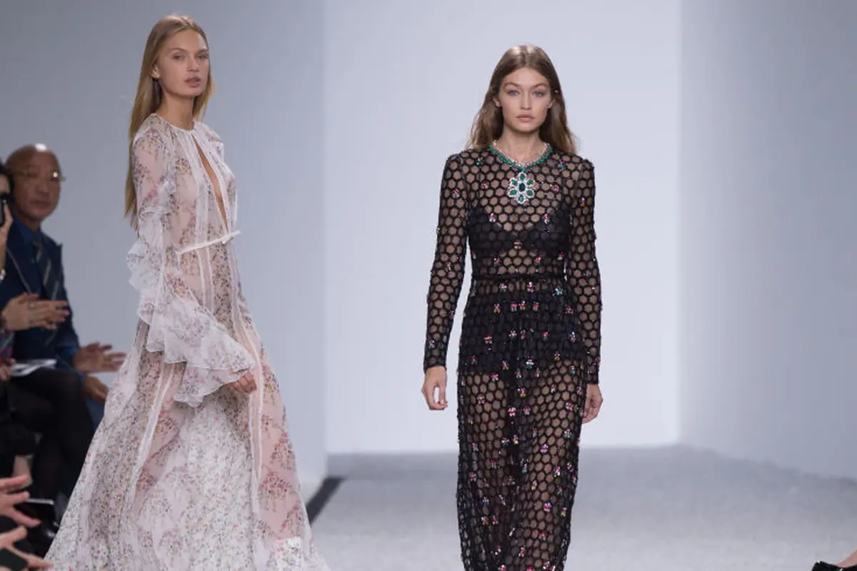 6 Gaun Spektakuler dari Panggung Paris Fashion Week 2017