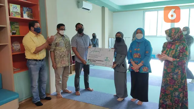 Dua guru berprestasi Al Madinah Islamic School mendapat beasiswa (Liputan6.com/Fauzan)