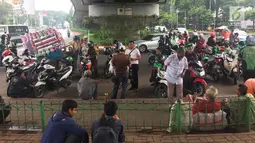 Suasana kolong flyover Kalibata, Jakarta, Rabu (17/1). Kurangnya penegakan hukum menyebabkan banyak pengemudi ojek online mangkal di kolong flyover tersebut sehingga kerap mengganggu lalu lintas. (Liputan6.com/Immanuel Antonius)