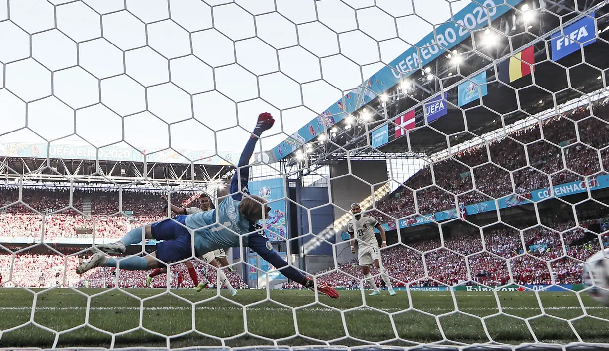 Gelandang timnas Belgia, Thorgan Hazard mencetak gol pertama timnya ke gawang Denmark pada laga Grup B Euro 2020 di Parken Stadium, Kamis (17/6/2021) atau Jumat dini hari WIB. Denmark harus mengakui keunggulan Belgia 1-2 dan terancam tersingkir cepat dari Piala Eropa 2020. (AP Photo/Martin Meissner)