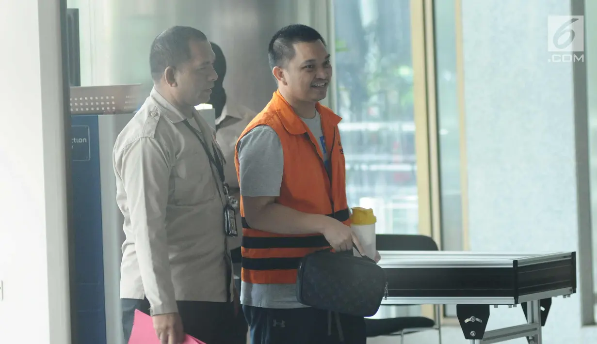 Anggota Komisi XI DPR RI FPG Aditya Anugrah Moha (kanan) memasuki Gedung KPK, Jakarta, Selasa (10/10). Sebelumnya, Aditya ditangkap tangan petugas KPK bersama Ketua Pengadilan Tinggi Manado, Sudiwardono. (Liputan6.com/Helmi Fithriansyah)