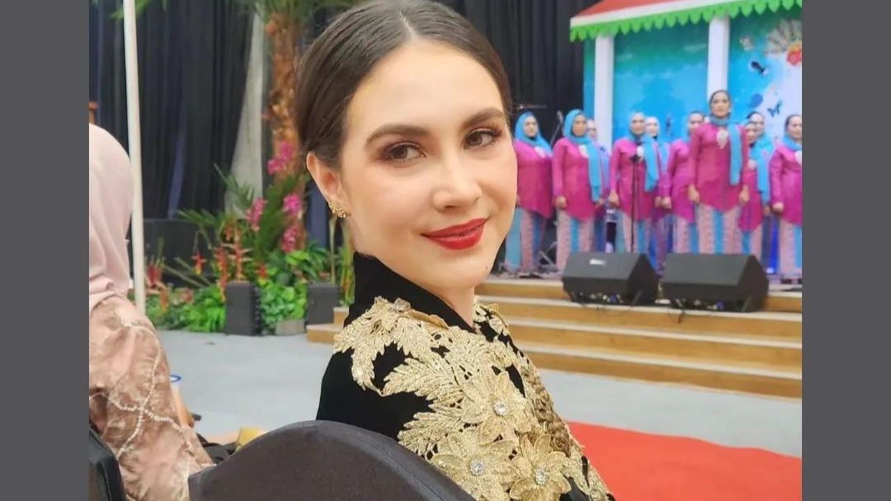 Penampilan Arumi Bachsin langsung mencuri perhatian netizen. Penampilannya banjir pujian.<br>