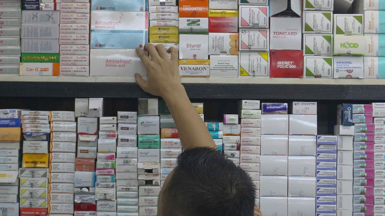 Pedagang melayani pembeli obat di Pasar Pramuka, Jakarta, Selasa (9/7/2024).&nbsp;Presiden Joko Widodo atau Jokowi meminta jajaran anggota kabinet menekan harga obat dalam negeri agar setara dengan negara lain.&nbsp;Permintaan ini disampaikan Jokowi dalam