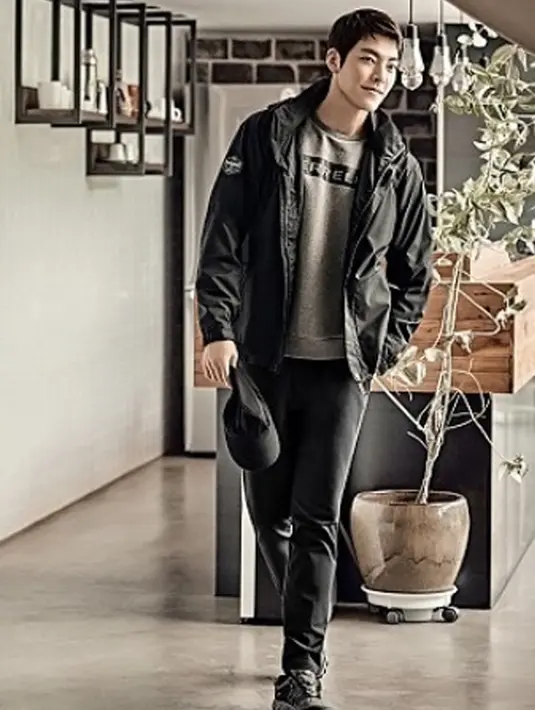 Pihak agensi Kim Woo Bin juga menyiarkan bahwa setelah menjalani pengobatan tahap awal ini kondisi Kim Woo Bin semakin membaik. Ia sudah bisa kembali berolahraga, namun masih harus menunggu hasil pengobatannya ini. (Instagram/kimwoobin_89)