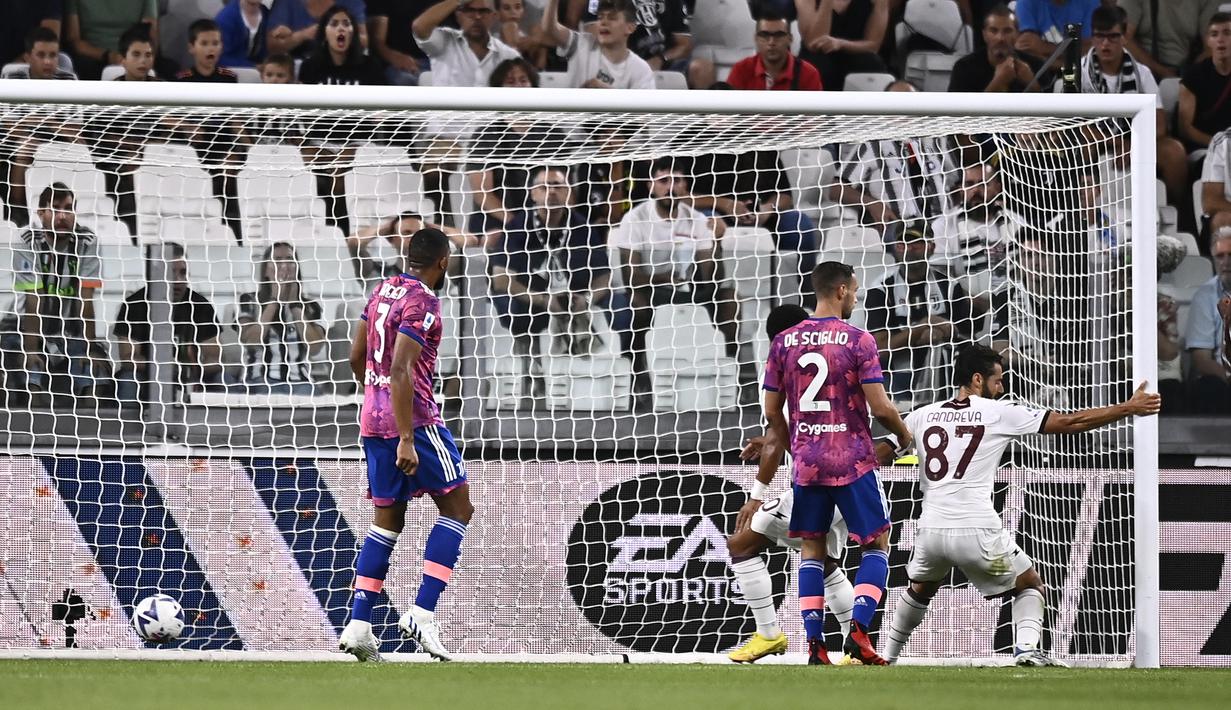 Salernitana justru mampu mencuri gol sepuluh menit kemudian. Tim tamu unggul 1-0 lewat gol Antonio Candreva yang berhasil menuntaskan umpan silang Pasquale Mazzocchi. (LaPresse via AP/Fabio Ferrari)