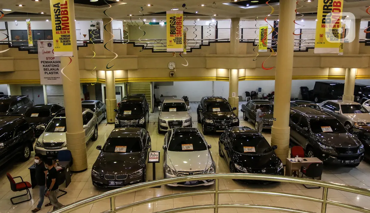 Suasana Bursa Mobil Bekas Blok M. Jakarta, Jumat (2/10/2020). Penjualan mobil bekas ini menurun diawal pandemi karena penurunan daya beli karena pemberlakuan PSBB. (Liputan6.com/Johan Tallo)