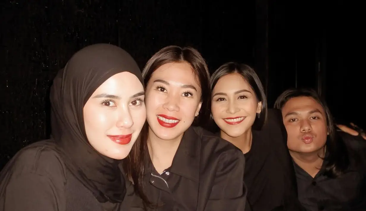 Dengan rambut pendeknya, Caca Tengker juga tampil cantik dengan lisptik merah. Ia tampil paling santai dengan dress panjang [@syahnazs