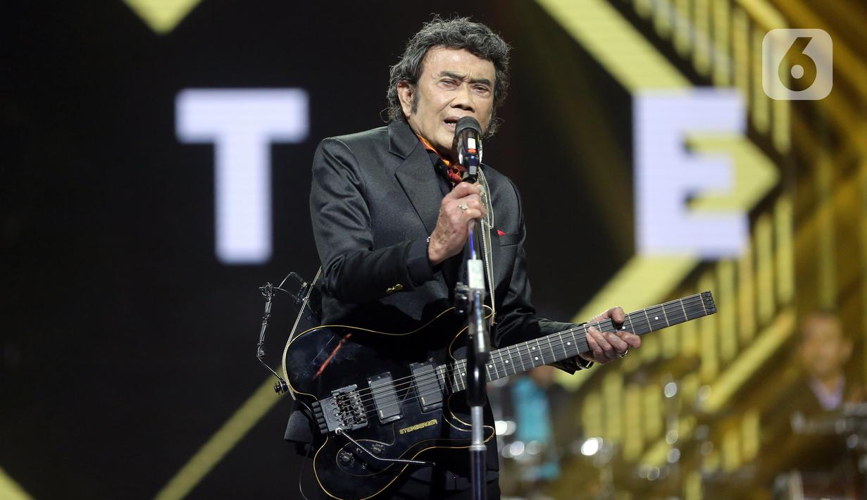 Penyanyi dangdut Rhoma Irama tampil pada acara HUT ke-28 Indosiar di Studio 6 EMTEK City, Jakarta, Rabu (11/1/2023). Rhoma Irama membawakan lagu berjudul "Butter" dari BTS dan duet bareng Menteri Pariwisata dan Ekonomi Kreatif Sandiaga Uno serta Gubernur Jawa Barat Ridwal Kamil saat membawakan lagu berjudul "275 Juta". (Fimela.com/Bambang E. Ros)