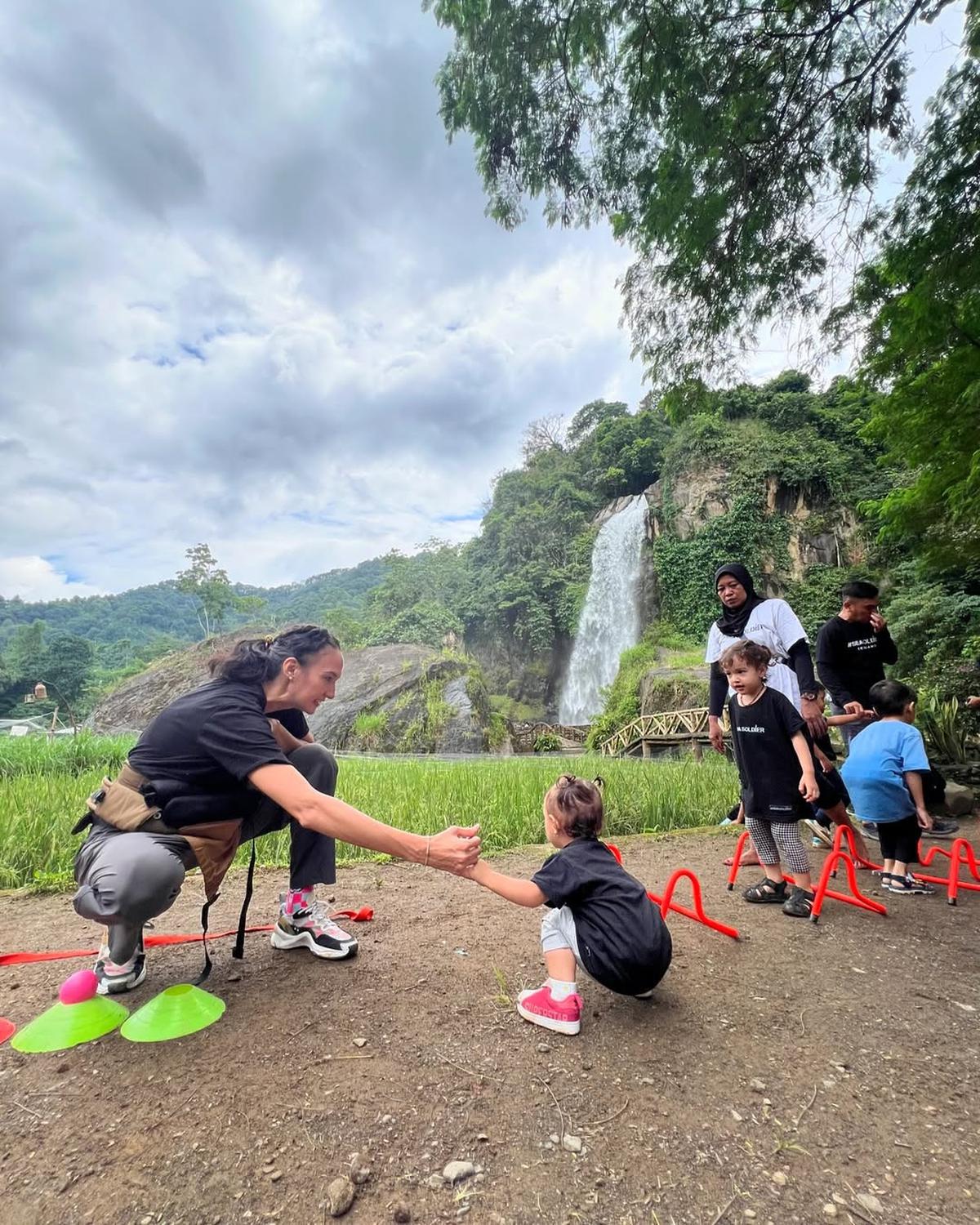 Potret Nadine Chandrawinata Ajak 2 Anaknya ke Curug, Kompak Sama Dimas Anggara