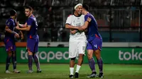 Namun sayang Ronaldinho gagal membawa timnya menang. RANS Nusantara FC takluk lewat adu penalti dari Persik dengan skor 4-2. (Bola.com/Iwan Setiawan)
