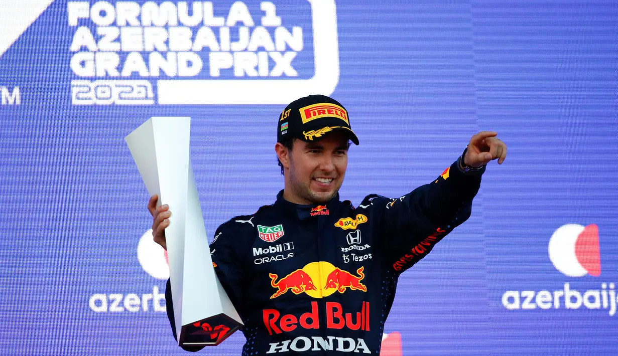 Pebalap Red Bull, Sergio Perez merayakan kemenangan setelah finis pertama saat Formula 1 GP Azerbaijan 2021 yang berlangsung di Baku City Circuit, Baku, 6 Juni 2021. Kemenangan tersebut menjadi yang kedua bagi Perez. (AFP/Maxim Shemetov)