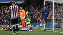 Pemain Chelsea Alvaro Morata merayakan golnya usai membobol gawang Newcastle dalam pertandingan Liga Inggris di Stamford Bridge, London (2/12). Chelsea menang telak 3-1 atas Newcastle. (AFP Photo/Daniel Leal-Olivas)