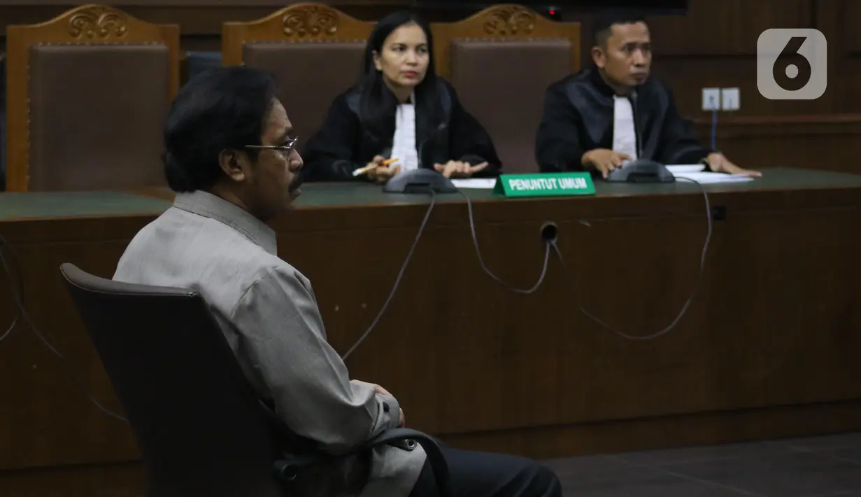 Mantan Gubernur Kepulauan Riau, Nurdin Basirun saat menjalani sidang pembacaan dakwaan di Pengadilan Tipikor Jakarta, Rabu (4/12/2019). Nurdin Basirun didakwa menerima gratifikasi Rp4,22 miliar dari berbagai pihak selama masa jabatannya dalam kurun waktu 2016-2019. (Liputan6.com/Helmi Fithriansyah)