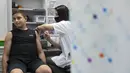 Petugas kesehatan menyuntikkan vaksin COVID-19 Pfizer-BioNTech kepada remaja Israel di kota Rishon LeZion, Minggu (6/6/2021). Israel mulai memvaksinasi anak-anak dari usia 12 hingga 15 pada hari Minggu. (AP Photo/Sebastian Scheiner)