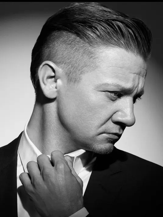 Dilansir dari Ranker, Jeremy Renner mengatakan bahwa Kardashian adalah keluarga konyol yang tak miliki talenta. Mereka hanya orang bodoh yang ingin terkenal. (instagram/renner4real)