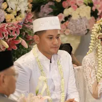 Pesinetron Puadin Redi dan Ryana Dea resmi menjadi sepasang suami istri. Meski Puadin sempat mengulang, akhirnya pasangan ini resmi menjadi suami istri tepat pukul 16.30 WIB. (Galih W. Satria/Bintang.com)