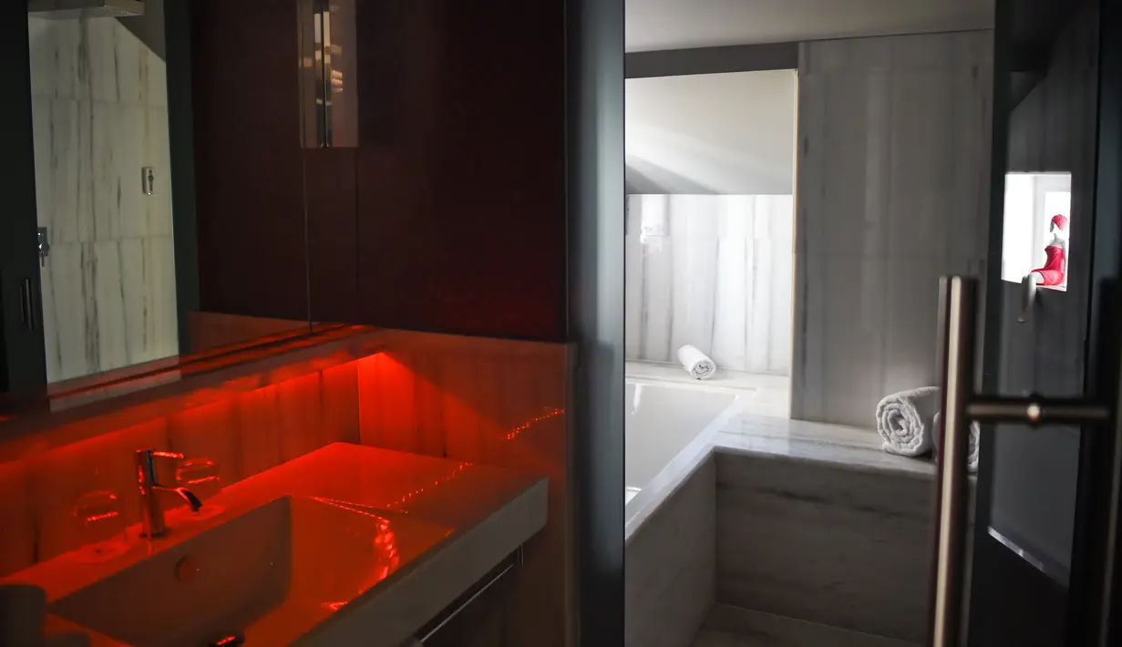 Fasilitas kamar mandi yang berada di hotel mewah milik Cristiano Ronaldo, The Pestana CR7 Lisbon, di ibu kota Portugal, Lisbon, Minggu (2/10). Harga menginap di hotel itu berkisar antara 250 euro hingga 1.250 euro per malam. (PATRICIA DE MELO MOREIRA/AFP)