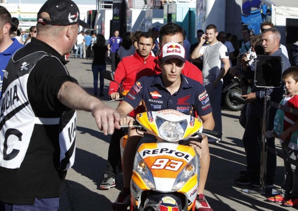 Gaya Rossi dan Marquez pamer motor matic di Valencia