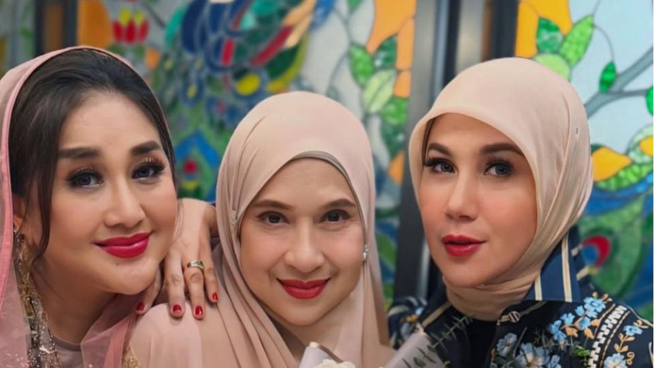 Gaya Kondangan Artis Senior Paramitha Rusady, Tampil Cantik dan Awet Muda di Usia 58 Tahun