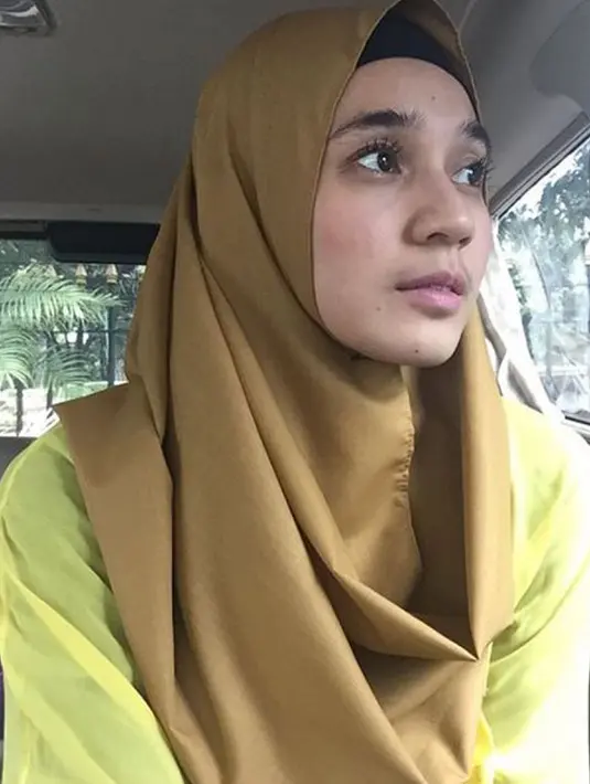 Meski tanpa mengenakan make-up, Dhini Aminarti memang sudah memiliki pesona kecantikan alami yang begitu sempurna. (instagram.com/dhiniaminarti)