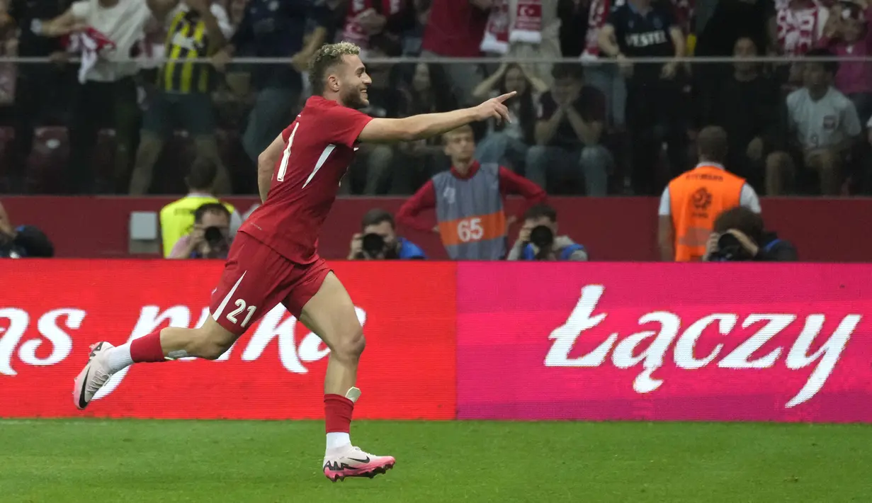 Tetapi Turki menyamakan skor menjadi 1-1 melalui gol Baris Alper Yilmaz menit ke-77. (AP Photo/Czarek Sokolowski)