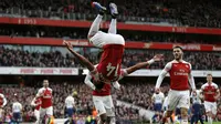 Striker Arsenal Pierre-Emerick Aubameyang salto usai merobek gawang Tottenham Hotspur di Emirates Stadium, Minggu (2/12/2018). (AFP/Ian Kington)