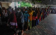 FOTO: Antusiasme Warga Limo Depok Antre Panjang Demi Takjil Gratis di Masjid Wihdatul Ummah
