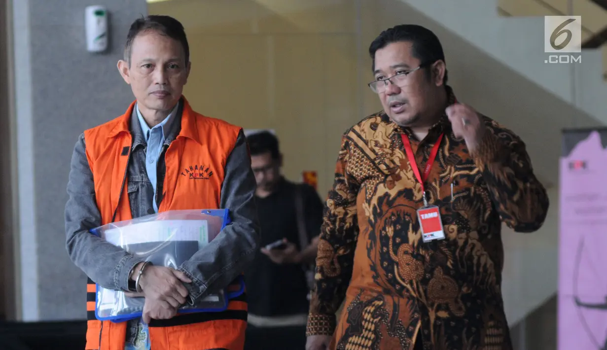 Direktur Teknologi PT Krakatau Steel nonaktif Wisnu Kuncoro (kiri) usai menjalani pemeriksaan di Gedung KPK, Jakarta, Rabu (19/6/2019). Wisnu diperiksa sebagai tersangka terkait dugaan menerima suap pengadaan barang dan jasa. (merdeka.com/Dwi Narwoko)