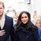 Pangeran Harry dan tunangannya, Meghan Markle menghadiri acara amal untuk memperingati Hari AIDS Sedunia di Nottingham, Jumat (1/12). Pangeran Harry mengenakan syal krem yang senada dengan warna rok maksi Meghan Markle. (Steve Parsons/PA via AP)