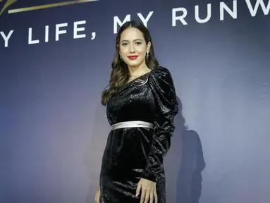 Pervita terlihat sangat menawan, dengan gaun warna hitam yang dipakainya. Apalagi gaun warna hitamnya mengkilap saat bertemu cahaya. Senyum manis Pevita benar-benar mampu mengalihkan dunia. Tatapan mata Pevita begitu tajam, dan membuat siapapun yang melihatnya terkesima. (KapanLagi.com/Nurwahyunan)
