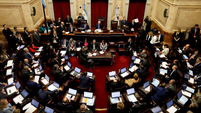 Senat Argentina jelang debat tentang UU dekriminalisasi aborsi di Buenos Aires, Argentina, Rabu (8/8). Parlemen Argentina menggelar pemungutan suara yang akan mendekriminalisasi aborsi hingga 14 minggu pertama kehamilan. (AP Photo/Natacha Pisarenko)