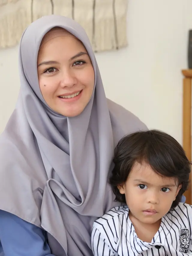 [Fimela] Revalina S. Temat