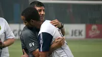 Striker Arema, Thiago Furtuoso, berpelukan dengan pelatih Persebaya, Angel Alfredo Vera, di Stadion Gelora Bung Tomo, Surabaya, Minggu (6/5/2018). (Bola.com/Aditya Wany)