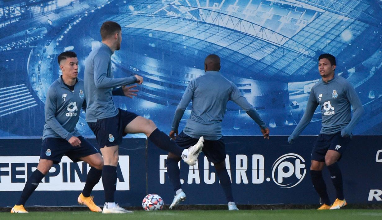 Gelandang Porto, Mateus Uribe (kiri) dan Evanilson Barbosa (kanan) mengikuti sesi latihan di markas klub di Olival, Vila Nova de Gaia, Senin (30/11/2020) waktu setempat. Porto akan menghadapi Manchester City pada matchday ke-5 Grup C Liga Champions 2020/21, Selasa (1/12/2020). (AFP/Miguel Riopa)