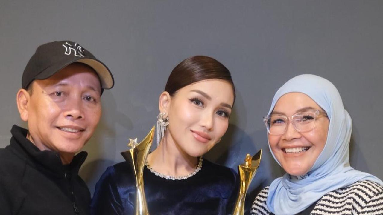 Berangkat Umrah, Ayah Ojak dan Umi Kalsum Pastikan Akan Berdoa di Tanah Suci Agar Ayu Ting Ting Dapat Jodoh