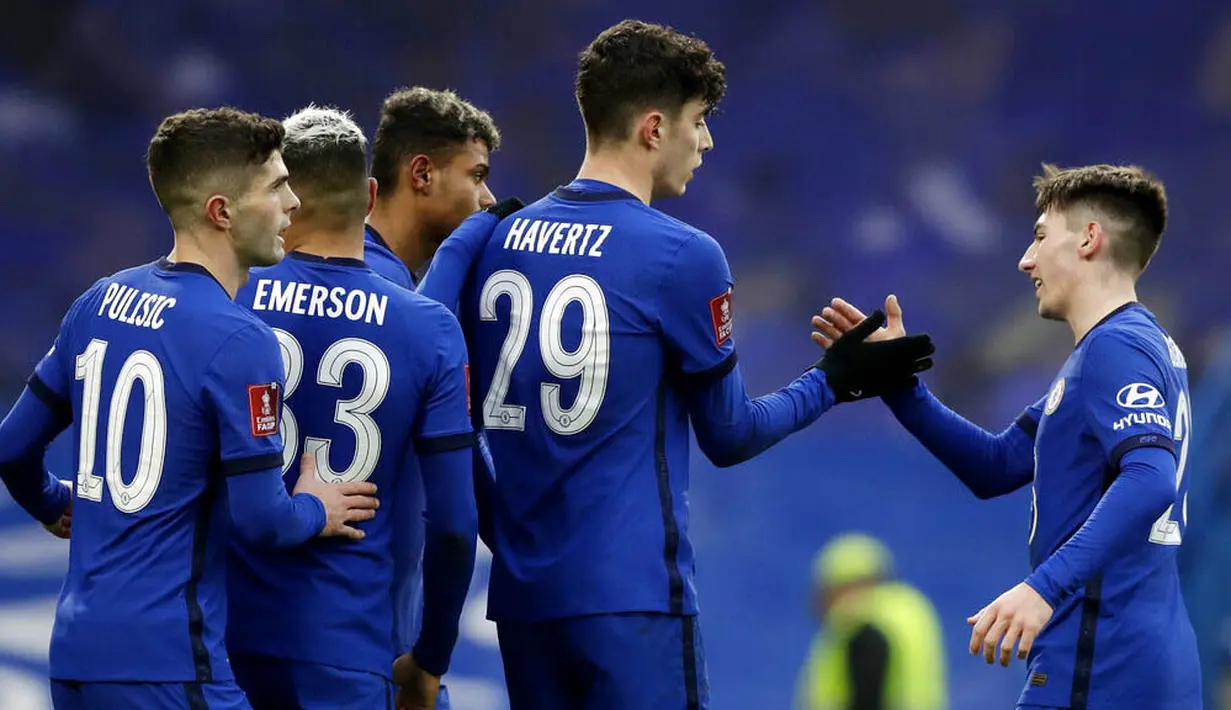 Para pemain Chelsea merayakan gol yang dicetak oleh Kai Havertz ke gawang Morecambe pada laga Piala FA di Stadion Stamford Bridge, Minggu (10/1/2021). Chelsea menang dengan skor 4-0. (AP/Matt Dunham)