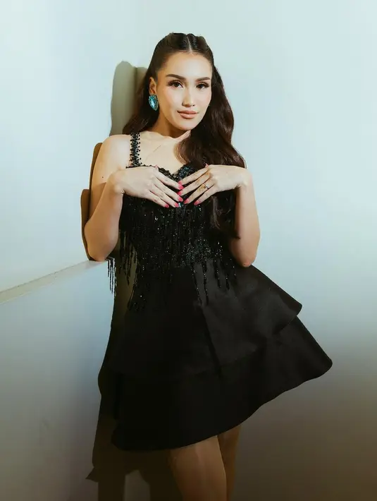 Jika Rok A-Line dipasang, Ayu Ting-Ting tampil dengan gaya busana balletcore. [@ayutingting92]