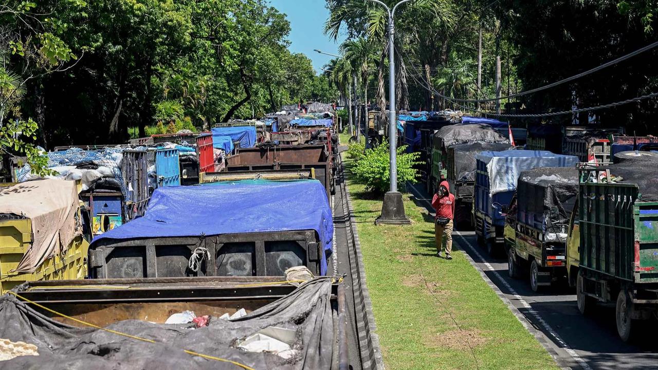 FOTO: Ratusan Truk Sampah Datangi Kantor Lingkungan Hidup Bali Nusra