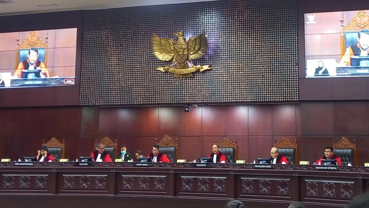 MK menilai kepala daerah sudah teruji berpengalaman sehingga dianggap layak maju sebagai capres dan cawapres.<br>