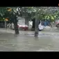 Banjir juga merendam Jalan Trans Seram Maluku Tengah sehingga mengakibatkan kendaraan tak bisa lewat. 