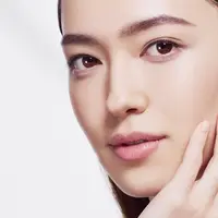 Intip kemahiran formula terbaru dari BRIGHT PLUS Serum & NEW Ampoule dari Clarins, yang ampuh mencerahkan wajah dalam 7 hari. / Foto dok Clarins.